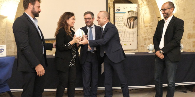 L’on. D’Attis consegna il premio alla Biglietteria