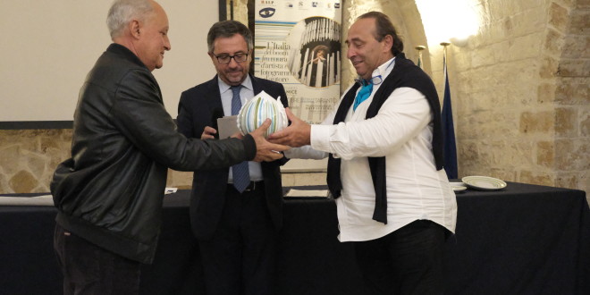 l’artista Giuseppe Fasano premia l’artista Domenico Campagna